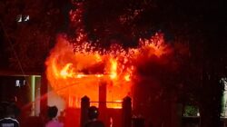 Bentrok Antarmahasiswa USK Memanas ; Gedung Fakultas Pertanian Dibakar, Dua Mahasiswa Terluka