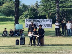 Aliansi Mahasiswa Unimal Gelar Mimbar Bebas Yang Bertajuk “Indonesia Krisis” di Depan Gerbang Kampus Unimal Bukit Indah