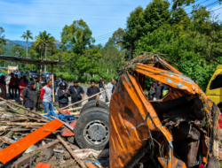 Tragedi ! Truk Fuso Pengangkut Semen Rem Blong di Bener Meriah, Satu Orang Tewas dan Tiga Ruko Rusak