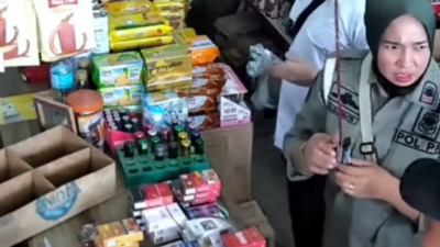 Viral! Dua Oknum Satpol PP Aceh Utara Terekam CCTV Kantongi Rokok Pedagang saat Razia