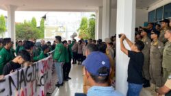 ‎Puluhan Mahasiswa Demo Walikota Lhokseumawe, Tuntut Jadup dan Gaji PPPK hingga Program ‘Broh Jeut Keu Peng’