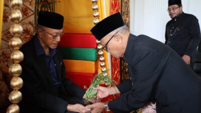 Wali Nanggroe Aceh Disambut Peusijuek Setelah Kembali dari Pengobatan di Malaysia
